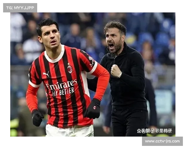 小球迷举牌致敬法布雷加斯，科莫主场温情瞬间